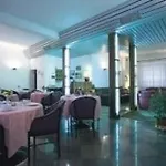 Adria فندق 3*